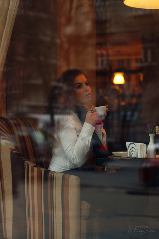 Девушка в кафе фото реальное без лица